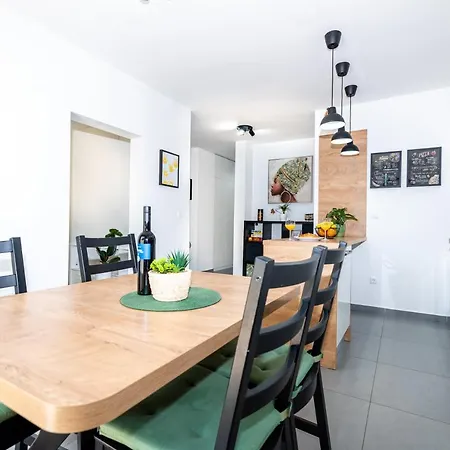 Spacious Apartment Rocky With Balcony Split Exterior photo