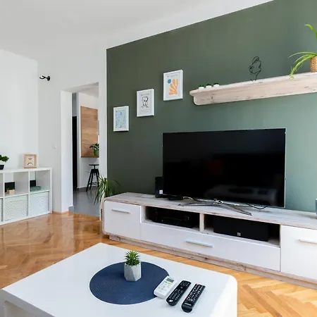 Spacious Apartment Rocky With Balcony Split Exterior photo