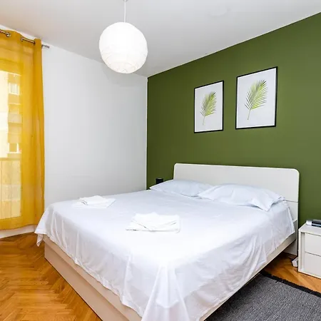 Spacious Apartment Rocky With Balcony Split Exterior photo