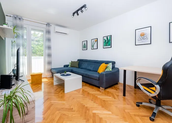 Spacious Apartment Rocky With Balcony