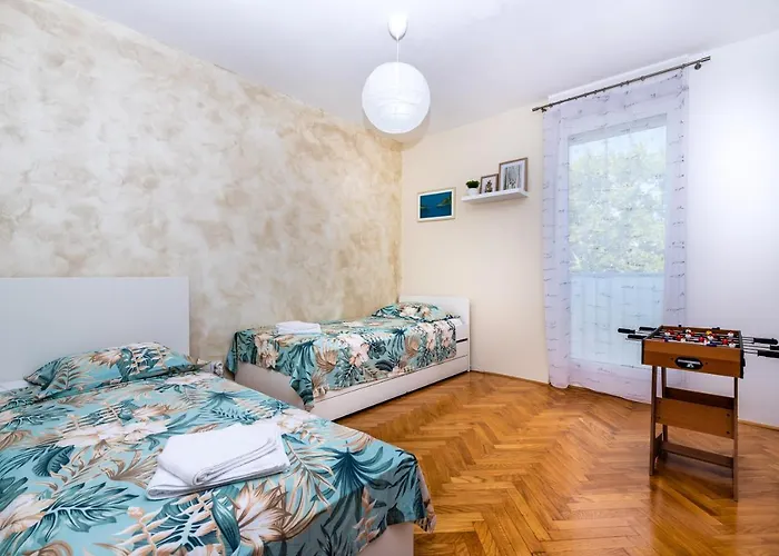 Spacious Apartment Rocky With Balcony