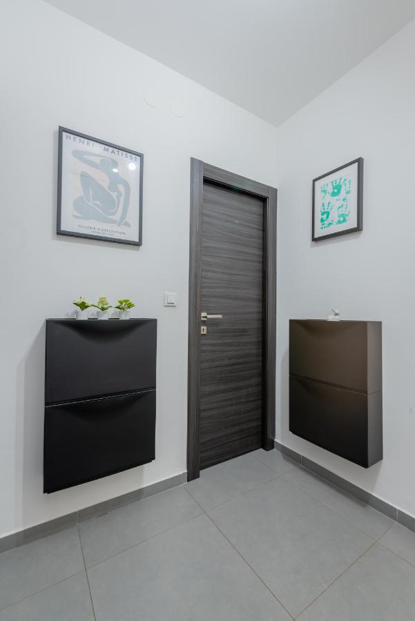 Spacious Rocky With Balcony Apartment *