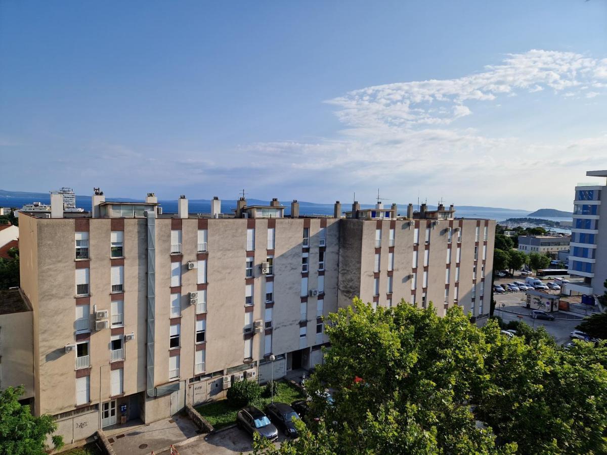 Spacious Rocky With Balcony Apartment