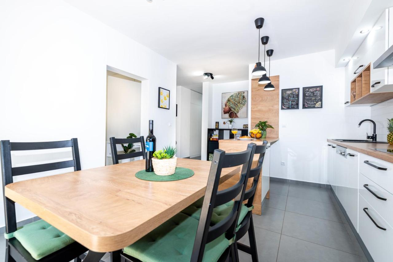 Spacious Rocky With Balcony Apartma